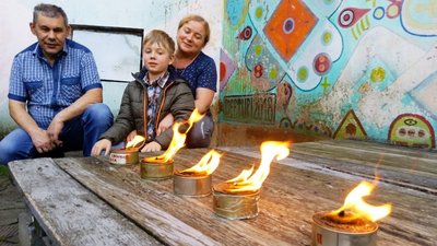 "Перша партія уже на фронті". У Чернівцях волонтери виготовляють окопні свічки для військових