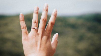 Що робити, якщо каблучка застрягла на пальці. Поради ДСНС