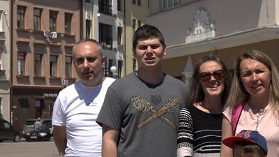 Переселенці зі східних та південних областей України заспівали в середмісті Франківська пісню "Ой у лузі червона калина" Переселенці зі східних та південних областей України заспівали в середмісті Франківська пісню "Ой у лузі червона калина"