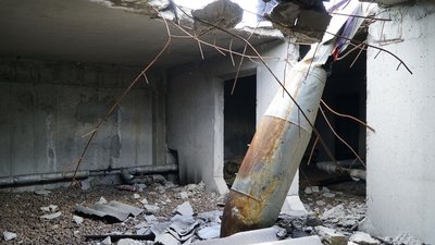 З даху дев'ятиповерхівки у Харкові зняли 500-кілограмову російську авіабомбу: фото З даху дев'ятиповерхівки у Харкові зняли 500-кілограмову російську авіабомбу: фото