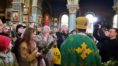 До храму прийшли віряни ПЦУ та ті, хто раніше ходив до церкви УПЦ МП До храму прийшли віряни ПЦУ та ті, хто раніше ходив до церкви УПЦ МП