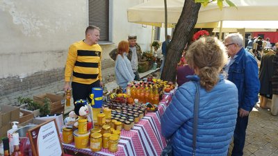 У Кропивницькому збирали гроші для ЗСУ, дегустуючи місцеву продукцію У Кропивницькому збирали гроші для ЗСУ, дегустуючи місцеву продукцію