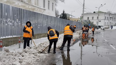Ожеледиця на тротуарах Полтави: що кажуть місцеві та двірники Ожеледиця на тротуарах Полтави: що кажуть місцеві та двірники