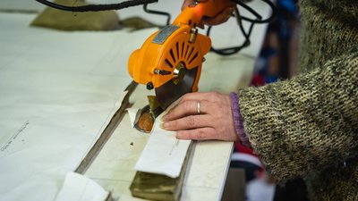 "Перелаштувалися на війну за день". У Дніпрі цех спецодягу виготовляє військову форму. Фоторепортаж "Перелаштувалися на війну за день". У Дніпрі цех спецодягу виготовляє військову форму. Фоторепортаж
