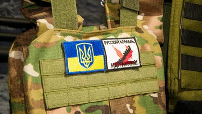 З підручних засобів для автівок та бронесталі. Одесити виготовили більше тисячі бронежилетів З підручних засобів для автівок та бронесталі. Одесити виготовили більше тисячі бронежилетів