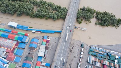 Підтопило сектор Калинівського ринку у Чернівцях, вода прибуває до наступних — фоторепортаж Підтопило сектор Калинівського ринку у Чернівцях, вода прибуває до наступних — фоторепортаж