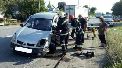 ДТП на Рівненщині: водія діставали рятувальники ДТП на Рівненщині: водія діставали рятувальники
