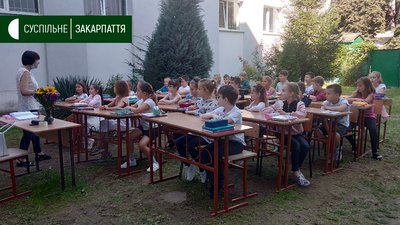 Уроки надворі проводять в Ужгородській школі № 3 Уроки надворі проводять в Ужгородській школі № 3
