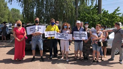 В очікуванні Зеленського: біля обласної станції «швидкої» у Чернігові три мітинги В очікуванні Зеленського: біля обласної станції «швидкої» у Чернігові три мітинги
