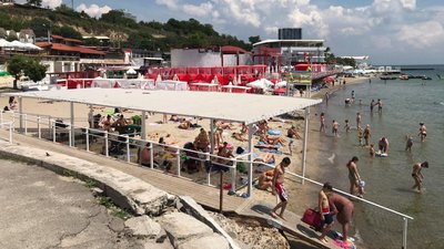 Дистанція на пляжах та закриття нічних клубів: як карантин змінює курортне життя Одеси та області Дистанція на пляжах та закриття нічних клубів: як карантин змінює курортне життя Одеси та області