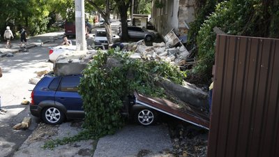 В Одесі обвалилася стіна будинку: під завалом опинилися чотири автівки В Одесі обвалилася стіна будинку: під завалом опинилися чотири автівки