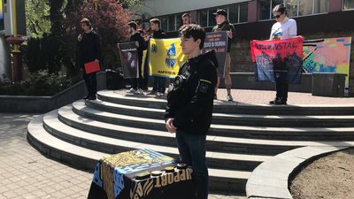 "Поверніть Азов". У Івано-Франківську провели акцію на підтримку полонених азовців "Поверніть Азов". У Івано-Франківську провели акцію на підтримку полонених азовців