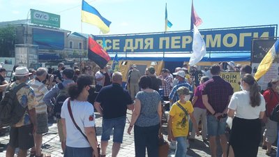 На майдані Свободи у Харкові мітингували на підтримку Порошенка На майдані Свободи у Харкові мітингували на підтримку Порошенка