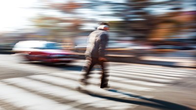 Невстановлений автомобіль збив людину на пішохідному переході у Чернігові 