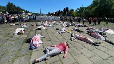 Українка, яка облила штучною кров’ю російського посла, через погрози змушена виїхати з Варшави