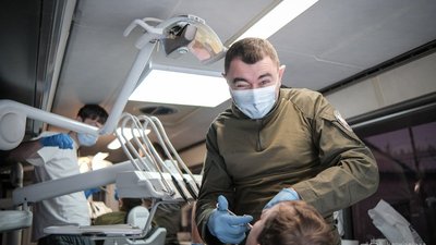 "Запитують, коли ми приїдемо знову". Як стоматологи з Буковини лікують бійців за 25 км від лінії фронту "Запитують, коли ми приїдемо знову". Як стоматологи з Буковини лікують бійців за 25 км від лінії фронту