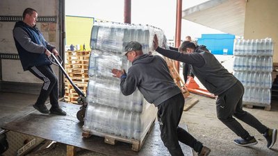 Житомир відправив Миколаєву установку для очистки води та запас питної води