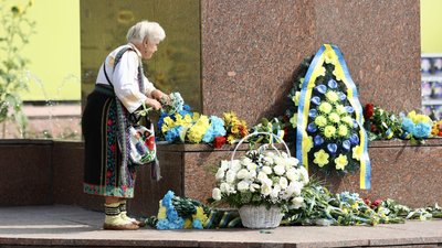 Чернівчани покладали квіти до пам'ятника Тарасу Шевченку Чернівчани покладали квіти до пам'ятника Тарасу Шевченку