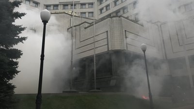 Під Конституційним судом проходить акція протесту через рішення щодо декларацій Під Конституційним судом проходить акція протесту через рішення щодо декларацій
