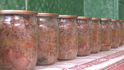 У прикарпатському селі Остриня виготовляють консервацію та пряники для військових У прикарпатському селі Остриня виготовляють консервацію та пряники для військових