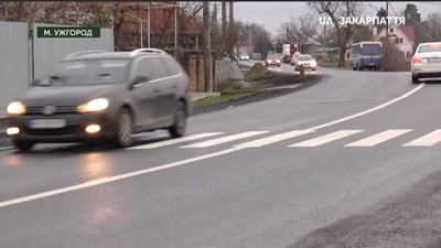 ДТП на "зебрі" в Ужгороді: у пішохода — перелом ніг