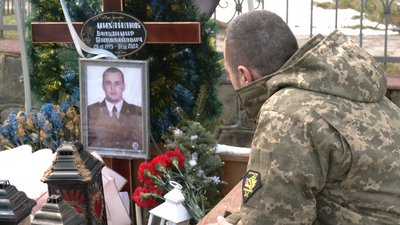 Побратим привіз з фронту посмертну нагороду вдові загиблого прикарпатця Володимира Михайлюка Побратим привіз з фронту посмертну нагороду вдові загиблого прикарпатця Володимира Михайлюка
