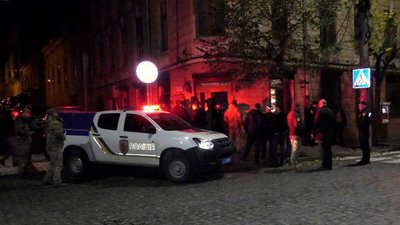 Чоловіку, який показував гранату в барі у Чернівцях, повідомили підозру і взяли під варту
