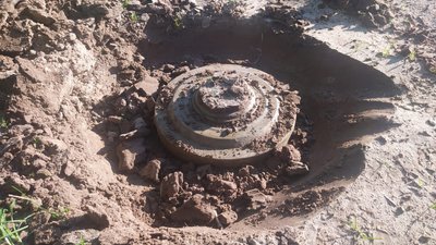 Наїхав на протитанкову міну: біля Чернігова загинув тракторист Наїхав на протитанкову міну: біля Чернігова загинув тракторист