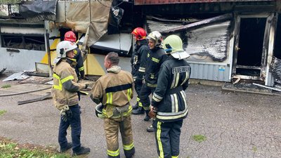 У Харкові на Салтівці сталася пожежа: горіли магазини — фото У Харкові на Салтівці сталася пожежа: горіли магазини — фото