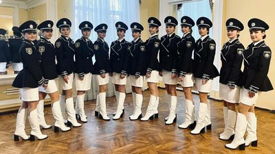 Купили костюми та барабани, бо все лишили в Маріуполі. У Кропивницькому виступає ансамбль барабанщиць з Донеччини Купили костюми та барабани, бо все лишили в Маріуполі. У Кропивницькому виступає ансамбль барабанщиць з Донеччини