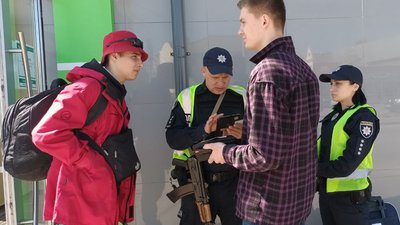 Переходили дорогу в невстановленому місці: тернопільські патрульні штрафували пішоходів Переходили дорогу в невстановленому місці: тернопільські патрульні штрафували пішоходів