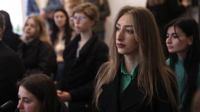 "Це історії мільйонів українців". У Чернівцях презентували виставку про людей, які постраждали через війну "Це історії мільйонів українців". У Чернівцях презентували виставку про людей, які постраждали через війну