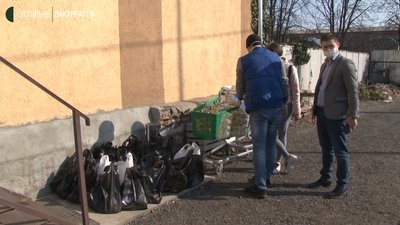 «Взаємодопомога Ужгород»: продуктові набори роздавали людям