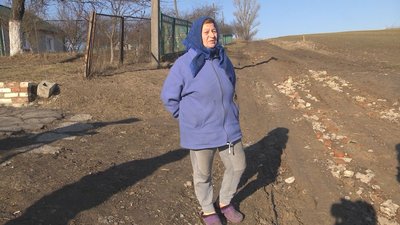 Застрягають машини і люди: жителі села під Луцьком скаржаться на стан дороги. Коли її полагодять Застрягають машини і люди: жителі села під Луцьком скаржаться на стан дороги. Коли її полагодять