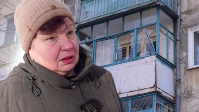 Вибиті вікна, пошкоджені балкони. Херсонці про наслідки російського обстрілу Дніпровського району