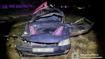 У Кременчуцькому районі водій загинув у ДТП, врізавшись у паркан