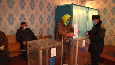 На Житомирщині виборці голосують без температурного скринінгу та кабінки для людей з температурою На Житомирщині виборці голосують без температурного скринінгу та кабінки для людей з температурою