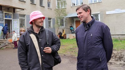Лідер "Kalush Orchestra" допомагав прикарпатським волонтерам роздавати допомогу переселенцям Лідер "Kalush Orchestra" допомагав прикарпатським волонтерам роздавати допомогу переселенцям