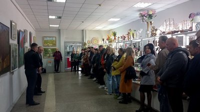 "Суми мають свій малюнок". У місті відкрилася виставка до Дня художника з пейзажами та архітектурою Сум