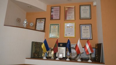 У Запоріжжі батьки першачків відстояли право дітей навчатися у гімназії №6