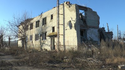 Зруйнована будівля два жителя люди розбите село Долина Донецька область Зруйнована будівля два жителя люди розбите село Долина Донецька область