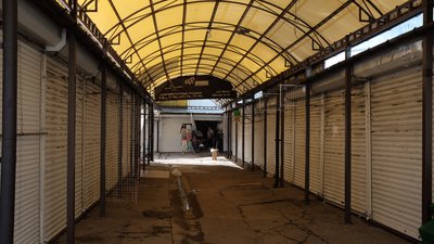У Чернівцях підприємці Калинівського ринку працюють попри "червону" зону У Чернівцях підприємці Калинівського ринку працюють попри "червону" зону