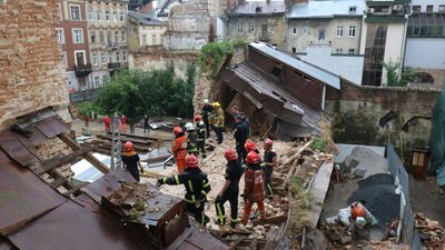 У Львові обвалилася стіна будинку, є загиблий
