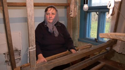 Ткаля Ніна Лесик за ткацьким станком Ткаля Ніна Лесик за ткацьким станком