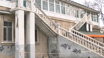Сходи та колони з тильного боку кінотеатру також давно уже знаходяться в аварійному стані. Фото: Суспільне. Поділля.
