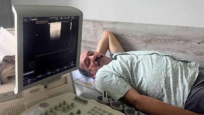 Пацієнт Мирослав Кухар на огляді у лікаря