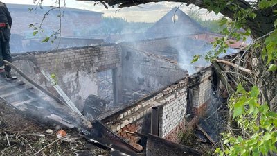 На Харківщині від російського обстрілу згоріла майстерня агрофірми На Харківщині від російського обстрілу згоріла майстерня агрофірми