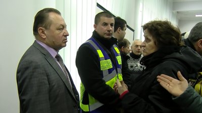 Секретаря Луцької міськради після п'ятигодинного блокування у сесійній залі відпустили