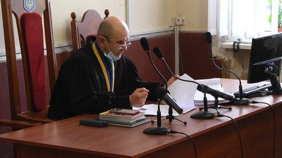 Суддя Олег Антонюк каже. що на розгляд справи розстрілів під стінами хмельницького СБУ, витратили багато часу - справа в суді з жовтня 2019 року. Фото: Суспільне Поділля. Суддя Олег Антонюк каже. що на розгляд справи розстрілів під стінами хмельницького СБУ, витратили багато часу - справа в суді з жовтня 2019 року. Фото: Суспільне Поділля.