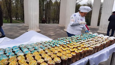 У Дніпрі створили прапор України із сотень пасок У Дніпрі створили прапор України із сотень пасок
